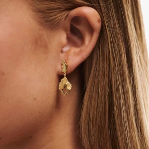 Camille brinch örhängen - Så vackra örhängen. Använda men fint skick. Guldpaljetterat silver 