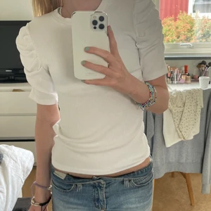 Vit topp med puffärmar - Supergulliga vit topp med puffärmar. Använd endast ett fåtal gånger så är i bra skick! Storlek XS med passar även S 💞 Frakt ingår ej i priset.
