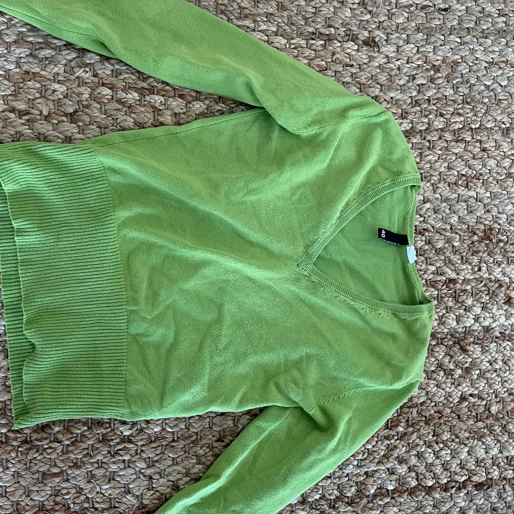 Grön tröja med v-ringning🐸. Tröjor & Koftor.