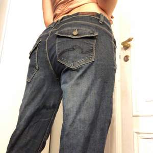 Jeans köpta på secondhand. Bootcut/straight leg. Har normalt sett storlek W27 L32 på jeans och dessa är w30 l32.  Är 163 och dessa är för långa för mig. Snygga fickor och sömmar, lågmidjade.  Jag står ej för frakt