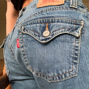 levis jeans  - Vintage levisjeans men fina bakfickor som är trendiga. Modellen är low flaire, lite korta på mig som är 168. Vet inte storleken men skulle säga runt xs/s. De är också lite insydda i midjan. Säljer endast vid bra bud! ❤️skriv till mig för frågor 