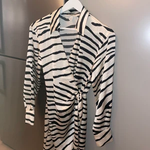 H&M klänning zebra - Helt oanvänd klänning från H&M i storlek XS