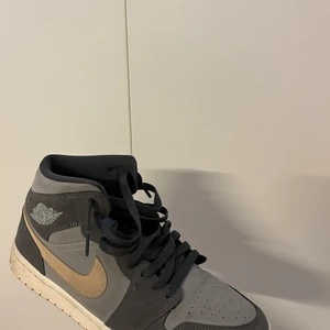 Air Jordan 1 - Air Jordan 1 skor i okej skick! Säljer för att jag inte använder de längre 