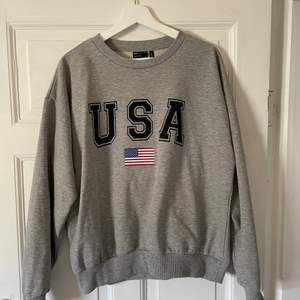 Sweatshirt från ASOS, sparsamt använd i gott skick, inga fläckar eller hål, Storlek 36