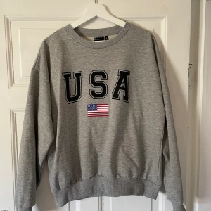 ASOS Sweatshirt  - Sweatshirt från ASOS, sparsamt använd i gott skick, inga fläckar eller hål, Storlek 36