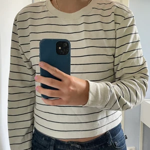 Tröja - Säljer min jättefina randiga tröja från pull&bear 💕 köpte den för ca300kr frakten ingår inte!
