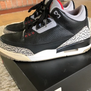 Jordan 3 Retro Black Cement (2018) - För små så behöver tyvärr sälja :( Köpta på flight club, Skick 8/10, Nypris 4000kr