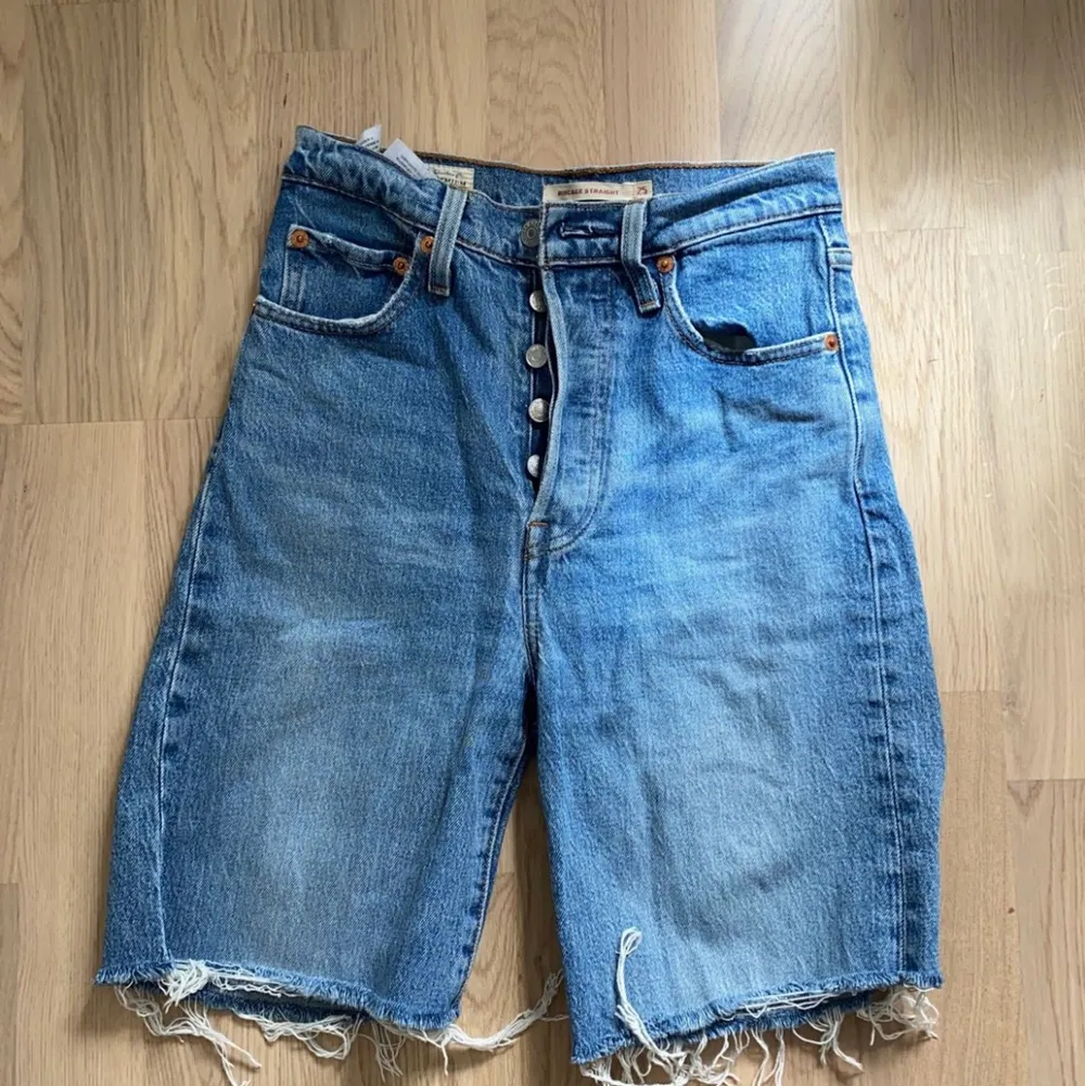 Säljer nu mina Levis jeans som jag själv har klippt till shorts. Säljs pga att dom blivit för små mig. Inga tecken på skavanker eller utnötthet och därav i bra skick. Hör gärna av er ifall ni har några frågor!. Shorts.