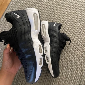 Nike Air Max 95  - Säljer dessa Nike Air Max 95 pågrund av att dem ej kommer till användning. Säljer för 650kr då jag köpte dem för 2050kr.  Dom är nästatill helt nya köpte dem i juni & har använt dem 1 gång. Storlek 38.5 