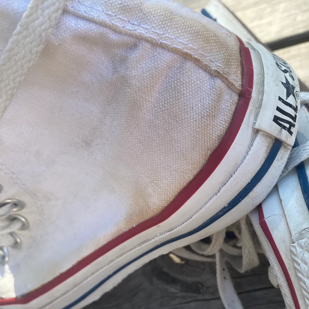 vita converse i stlk 39,5. acceptabelt skick då ena skon saknar skosula (se bild 3) och skorna har fläckar (se bild 2). skriv privat vid fler frågor💞. Skor.