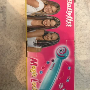 BaByliss - Flätar håret medans den snurrar runt olika färger över flätan, jätte enkelt att få bort trådarna med färg som ligger över flätan och är super fint och kul för barnen.