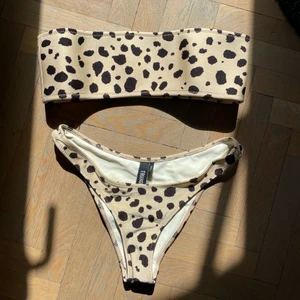 Triangl bikini - Djurmömtsrad bikini från Triangl. Bikinitoppen är i storlek medium och bikinitrosan är i storlek small. Nypris runt 900 kr.