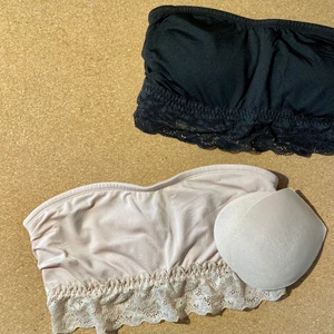 Bh utan band - Bandeau-bh, bh utan band i svart och beige. Säljes ihop. De har uttagbara pads. Enligt min egna bedömning är dessa A-kupa, liten B. Kan frakta med frimärke 13kr eller spårbart 29kr