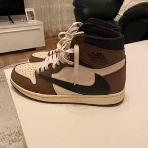 Travis 1s - Här har jag mina strl 42 Travis ones. Har använt de sparsamt ett par gånger och man ser att de fortfarande är nyskick. Kartongen o pappret inuti följer med, plus så finns stock x papper.