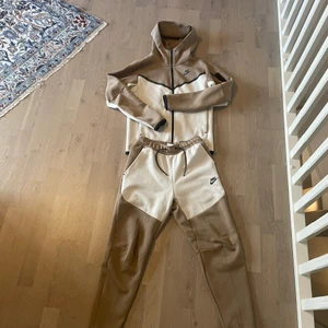 Nike Tech Fleece Dress XS - Knappt använd Nike Tech fleece sandalwood dress i storlek XS. Både Hoodie och Byxor.