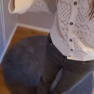 Gråa jeans från mango!💗 - Säljer dessa ursnygga jeansen från mango då jag inte gillar hur dom sitter på mig💗🥺 Andvända men inte så de syns någon stans☺️ Köpa för 400 kr💗 Priset går att diskutera.