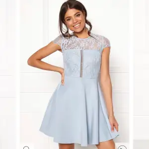 Ljusblå klänning från newlook med spets upptill, använd en gång, storlek 38. Superfin och i bra skick och kvalitet!