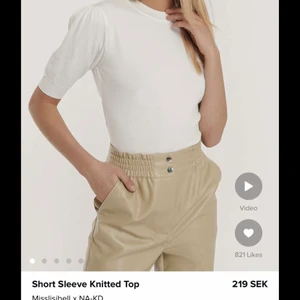 Misslisibell x nakd  - Söt tshirt med lite längre ärm från misslisibell kollektion med nakd. Säljer även likadan i svart. Storlek xs och knappt använd. Skriv gärna privat för fler bilder. Köparen står för frakten och tryckt gärna inte på köp direkt💕