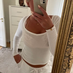Vit långärmad tröja - Vit/krämvit tunn ribbad tröja från Nelly. Bara använd en gång så som ny. Basic och passar till allt!❤️