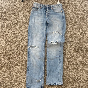 Mid-rise jeans med hål från zara!! - Helt oanvända och slutsålda💗💗 köpta för 399kr