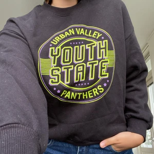 Sweatshirt h&m XS - En sparsamt använd sweatshirt från h&m. Storlek XS men rätt oversized. Jag har vanligtvis 36/38 och den sitter rätt löst på mig 🌹