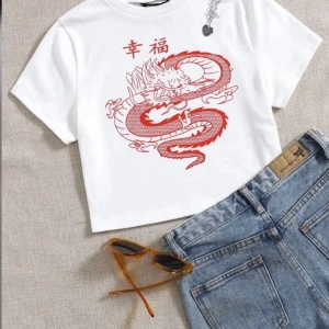 T-shirt med en röd drake🐉 - Vit T-shirt med en röd drake på som är HELT oanvänd och kommer ifrån Shein ☺️🐉