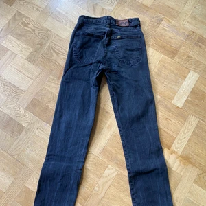 Svarta vintage Lee jeans - Svarta vintage lee jenas som är i god kvalite. Tyvärr står det inte storlek men skulle gissa på small till extra small. Lite svårt att ta bra bilder med byxor men fråga om ni vill se bättre bilder
