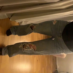 Ripped jeans - Säljer dessa jeans jag köpte på plick för ett tag sen, köpte för 300kr men säljer för 160kr + frakt