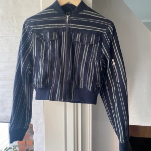 Weekday jacka - Jackan är i fint skick men har tyvärr inte kommit till användning, därav säljer jag den😊 Kan skicka paketet om köparen står för frakten eller mötas upp centralt i Stockholm eller norr om Stockholm:)