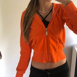 Orange tröja - Orange zip-up, köpt secondhand💗 Barnstorlek men passar bra på mig som är XS, köpare stor för frakt!:)