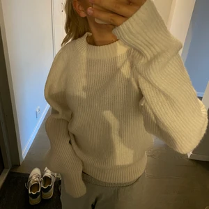 Stickad tröja Monki - Skön stickad tröja till hösten. Använd fåtal gånger. Storlek S men passar xs-m beroende på hur man vill att den ska sitta 💗