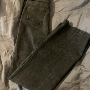 Jeans  - Jeans från design by si. Sparsamt andvända.
