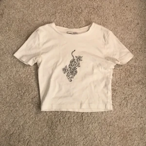 Vit tröja från Pull&Bear  - Säljer den här vita tröjan med en tiger på från Pull&Bear.  Skriv privat för fler bilder eller frågor✨✨  Frakt ingår inte i priset💕