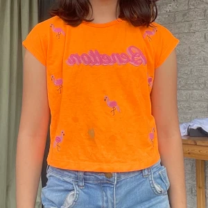 Orange tshirt kids - Size 30 (10-12 yo)  I have it too, you can check the previous ad.