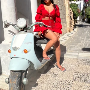 Röd sett  - Röd sett som också är använd en gång, väldigt snyggt och man kan ha bh under utan att det syns, älskart. 