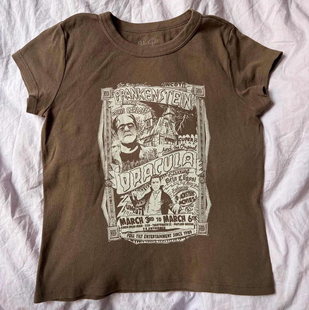 säljer den här fina Brandy Melville tröjan med coolt tryck på som knappt är använd!!!. T-shirts.