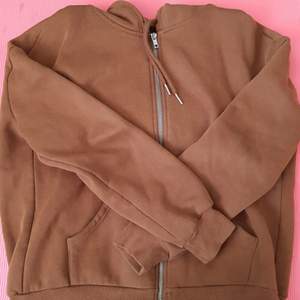 En brun hoodie från shein som var väldigt populär föra sommaren. Använd ett fåtal gånger och har inga defekter.💖