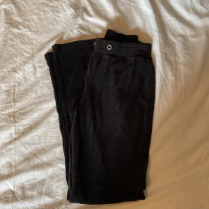 Ginatricot mjukis byxa  - Ginatricot mjukis byxa i storlek xs svarta men utan snörerna. Välanvända men är fullt hela. Ordinarie pris 220kr men väljer att sälja för 80kr plus frakt.