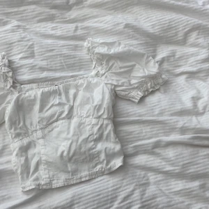 Hm topp - Säljer denna ursöta topp från hm❤️‍🔥 använd en gång. Priset kan diskuteras, men frakten ingår inte 🫶🏼🎸 buda på