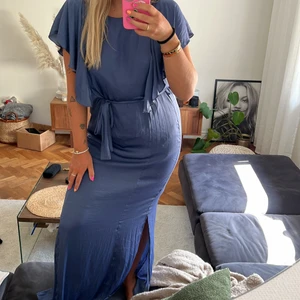 Blå långklänning  - En blå långklänning från Dry Lake i storlek S. Volangärm, slits på båda sidor och en superfin blå färg! Tyget är hur mjukt och fint som helst! Använd en gång på ett bröllop, jättefint skick 💙