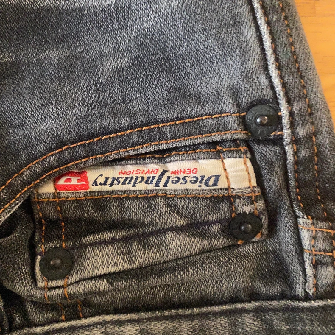 Lågmidjade grå/blå utsvängda jeans storlek xs  - 91