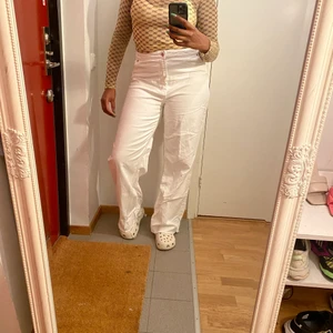 Zara vita Jeans Storlek L - Vita zara jeans storlek L Nya bara använt två gånger  