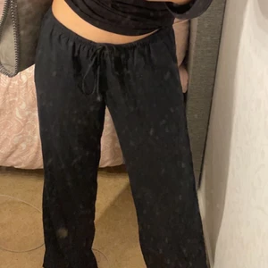 SVARTA LINNE BYXOR - Svart linne byxa från H&m i storlek M. Säljer för 100 kr + frakt!