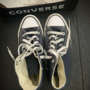 Marinblå converse äkta - Jag säljer mina äkta converse pga att d inte används å är använda ca 2 gånger å fick de i slutet av juni💘