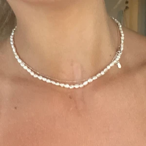 Vitt pärlhalsband🤍 - Vitt pärlhalsband🤍🤍Jättegulligt o passar till allt!!