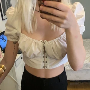 Vit topp - Köpt på shein för några år sen. Vit topp med spännen.