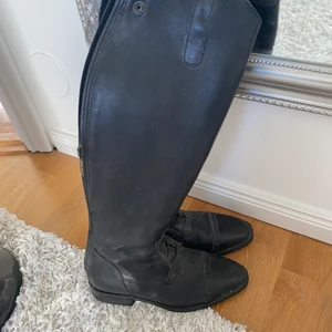 Ridstövlar  - Säljer nu mina super fina och sköna ridstövlar, har haft dom i ungefär 2/3 år men bara använda ungefär 5 gånger innan jag sålde min häst! Supersköna och därför har jag sparat dom till nu men som sagt är dom knappt använda! Nypris: ca 2400kr! Köpa på hööks