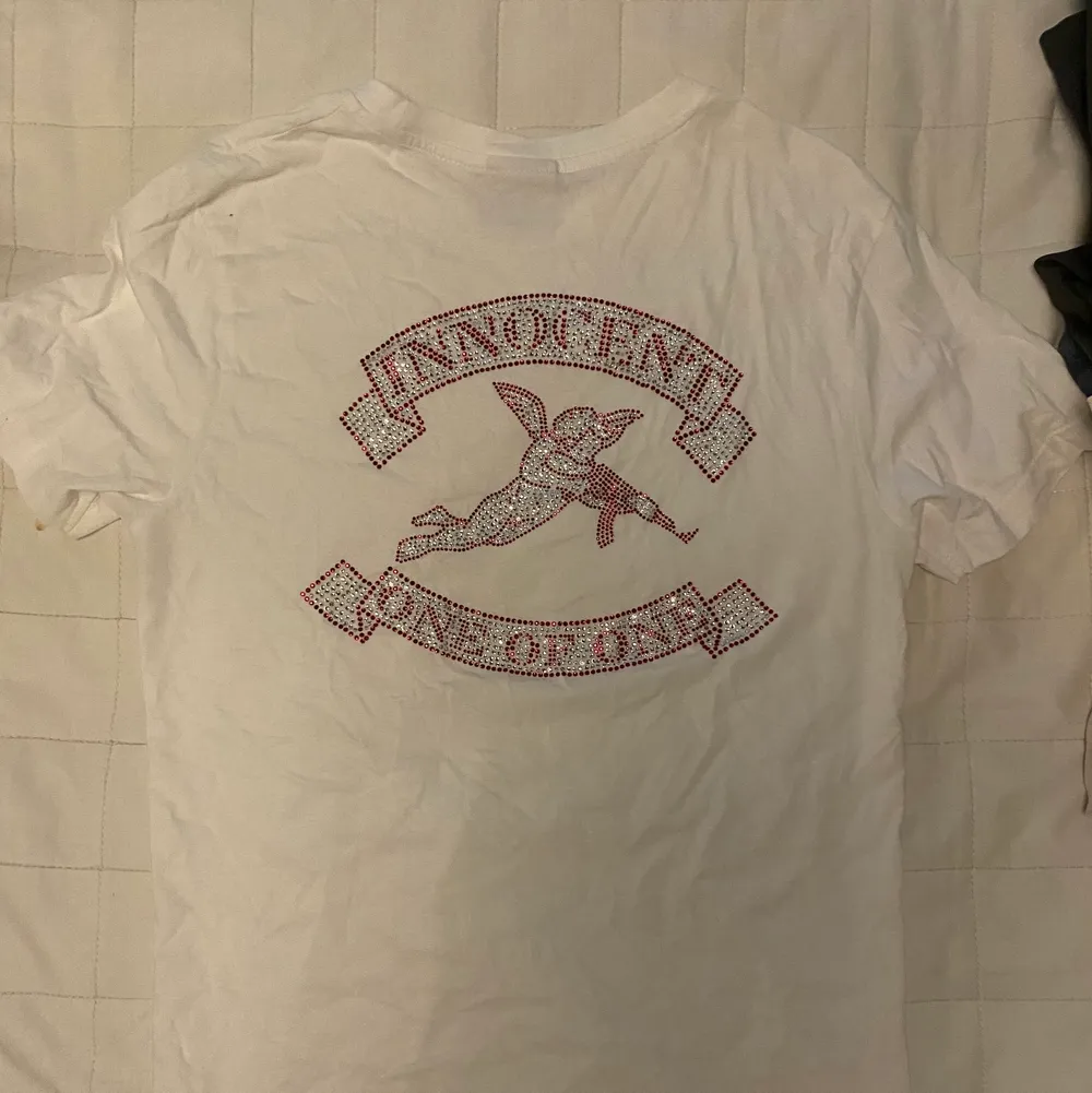 Vit One Of One t-shirt med ”innocent angel” trycket på ryggen! Strl Small😍👼🏼. T-shirts.