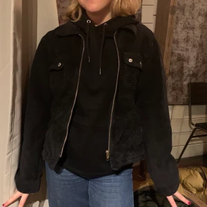 Svart Manchester Jacka - Assnygg svart Manchesterjacka perfekt till hösten. Köpt secondhand för 200kr på en väldigt fin vintagebutik. Säljer för att jag har alldeles för många jackor. Den är knappt använd, därav mitt pris. Storlek S, ej oversized.