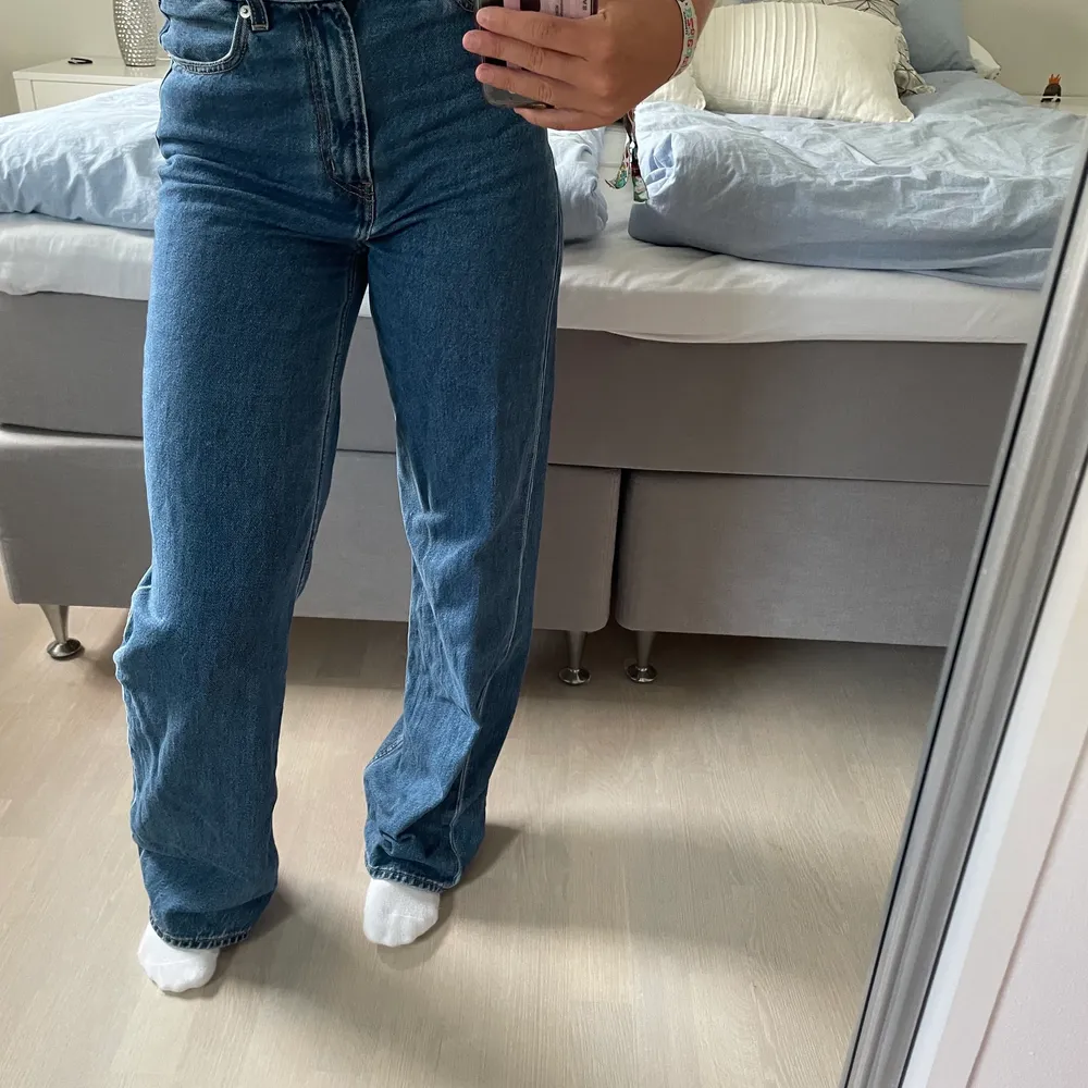 Snygga jeans från Levis med hög midja och långa ben. På mig är dem långa och är 165cm, så jeansen passar både längre och kortare då det går att korta ner dem. Nypris 1200kr. Frakt tillkommer.. Jeans & Byxor.